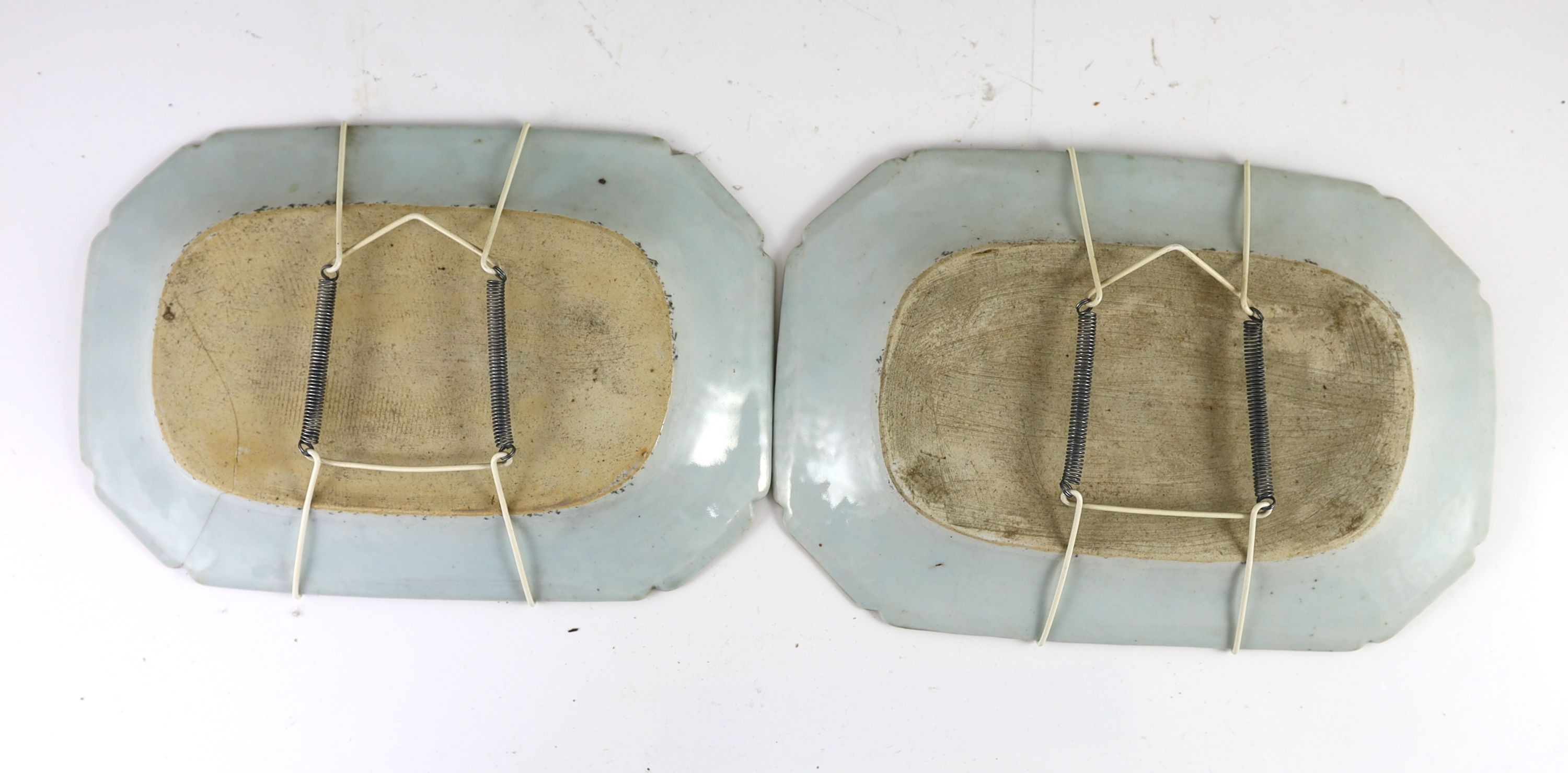 A set of five Chinese Armorial meat plates, circa 1755, with painted central Ross Family Coat of Arms, with motto - 'Nobilis Est Ira Leonis' 26 cm – 33 cm, some cracks